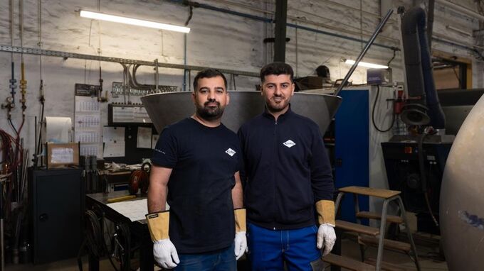Arbeiten heute als Anlagenmechaniker bei Körting: Gowan Yousef Ali (links) und Kheiri Yousuf Ali