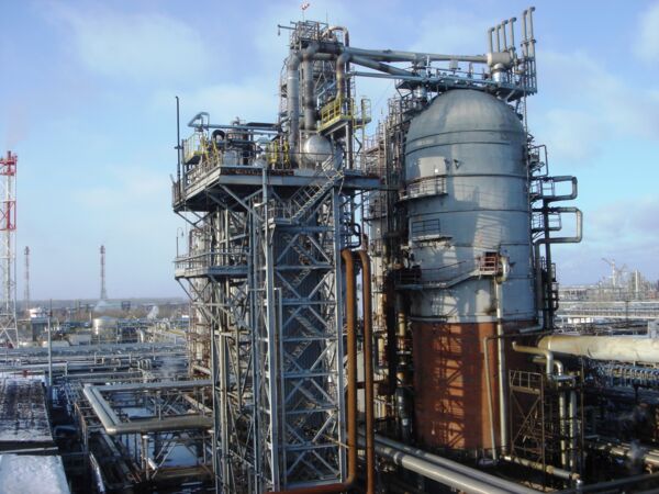Vacuum column in an oil refinery with two Körting steam jet vacuum ejectors and downstream surface condensers
